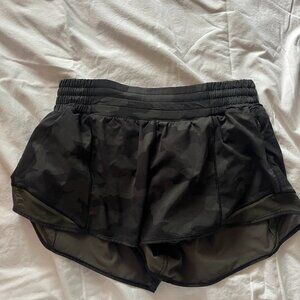 Lululemon Hotty Hot 2.5 Inch Shorts, Size 8: Dark Camo